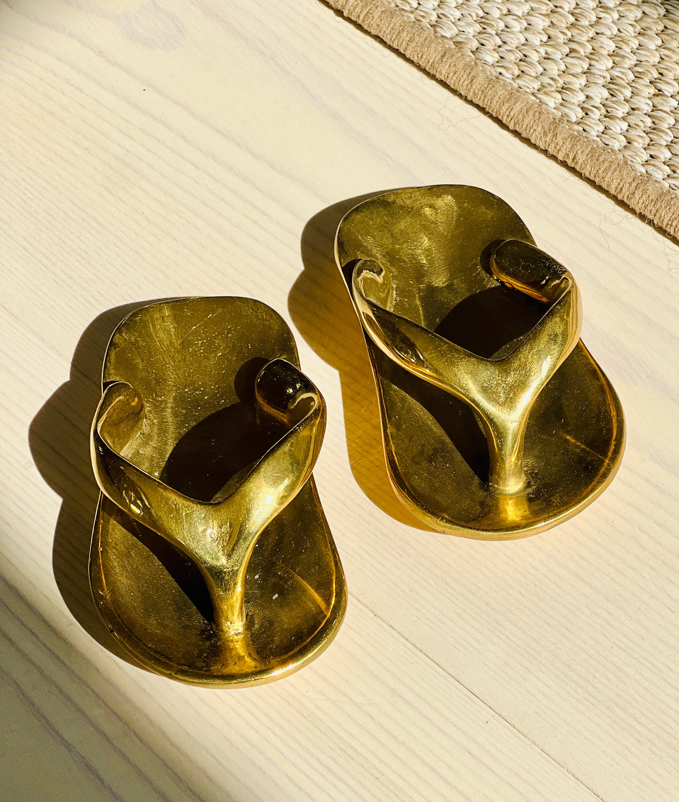Barefoot luxury - sculpture in brass-patinated bronze - Image 2
