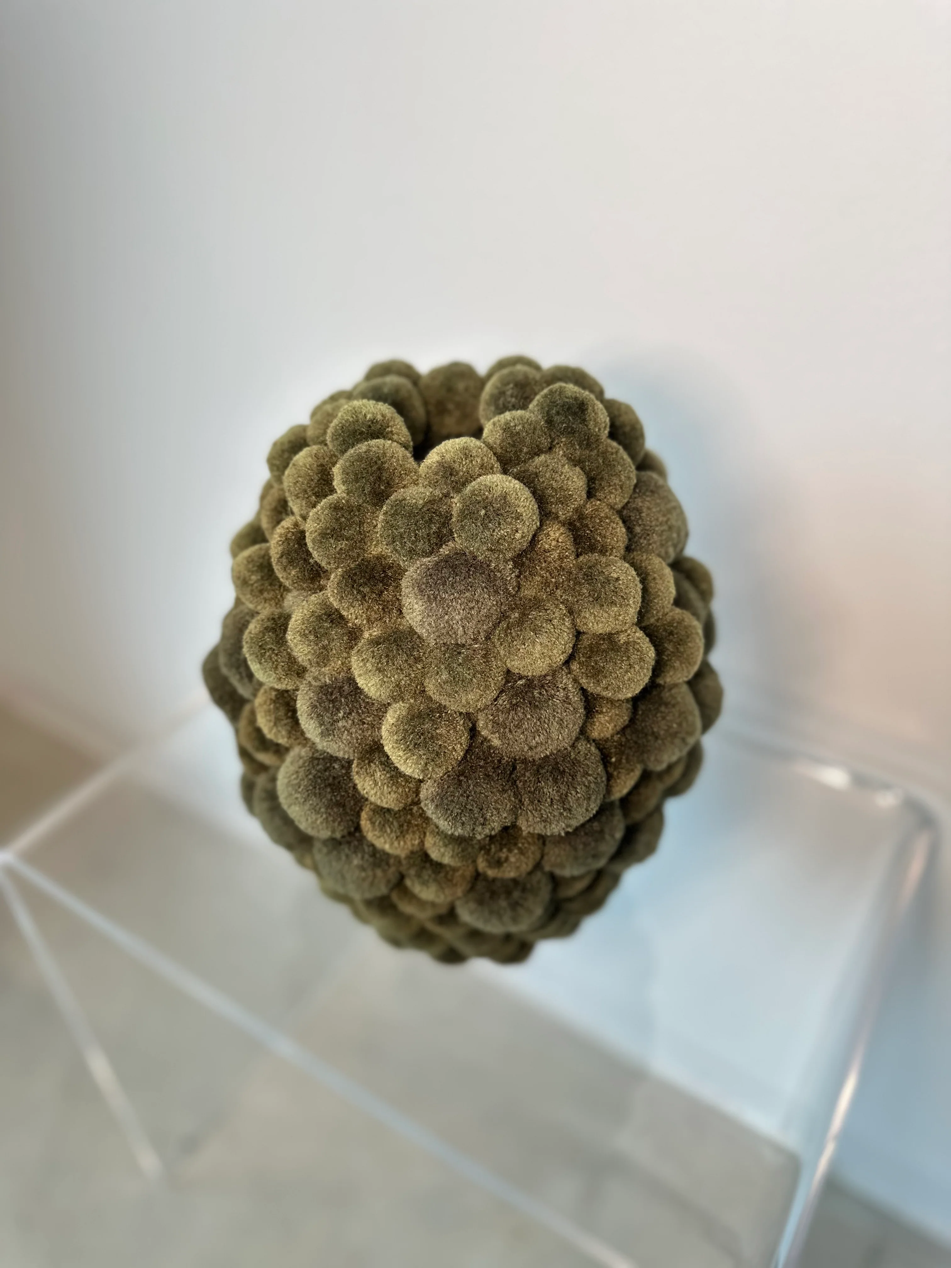 Be Happy -sculpture, moss green - Image 3